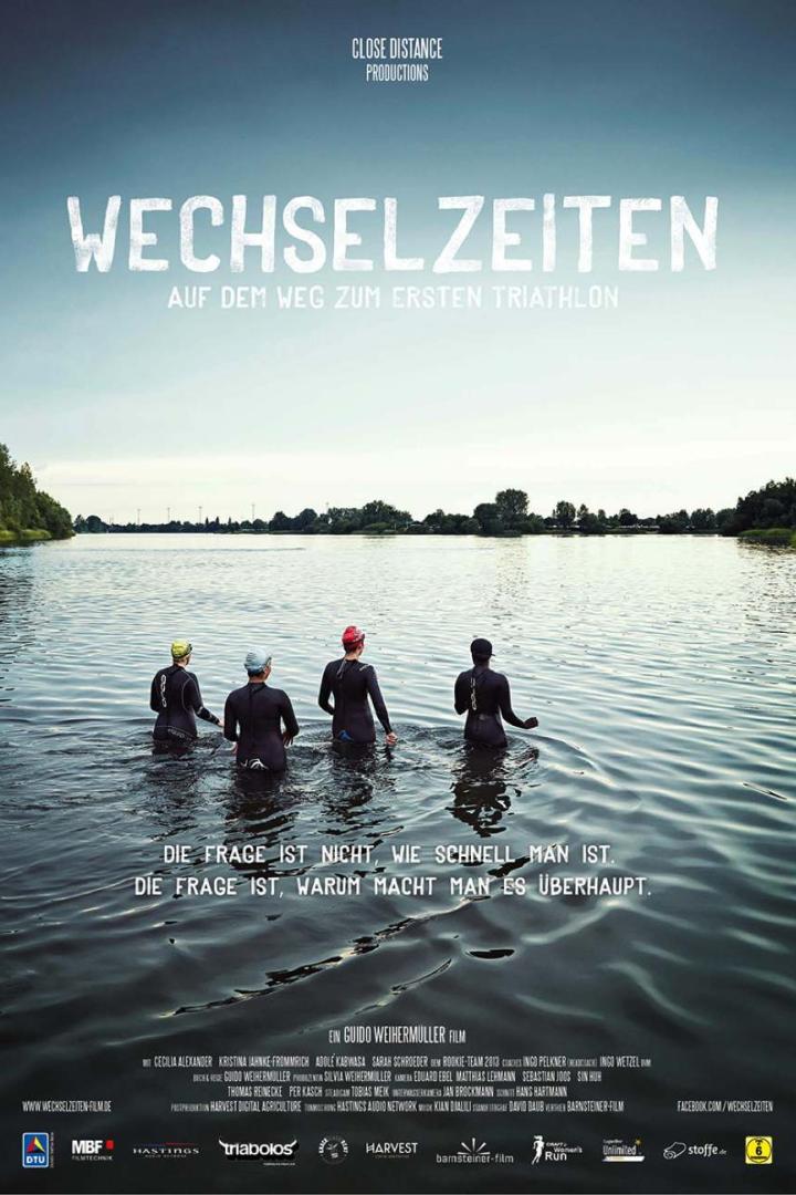 Das Filmplakat für „Wechselzeiten“ zeigt vier Triathletinnen, die in ein Gewässer waten.