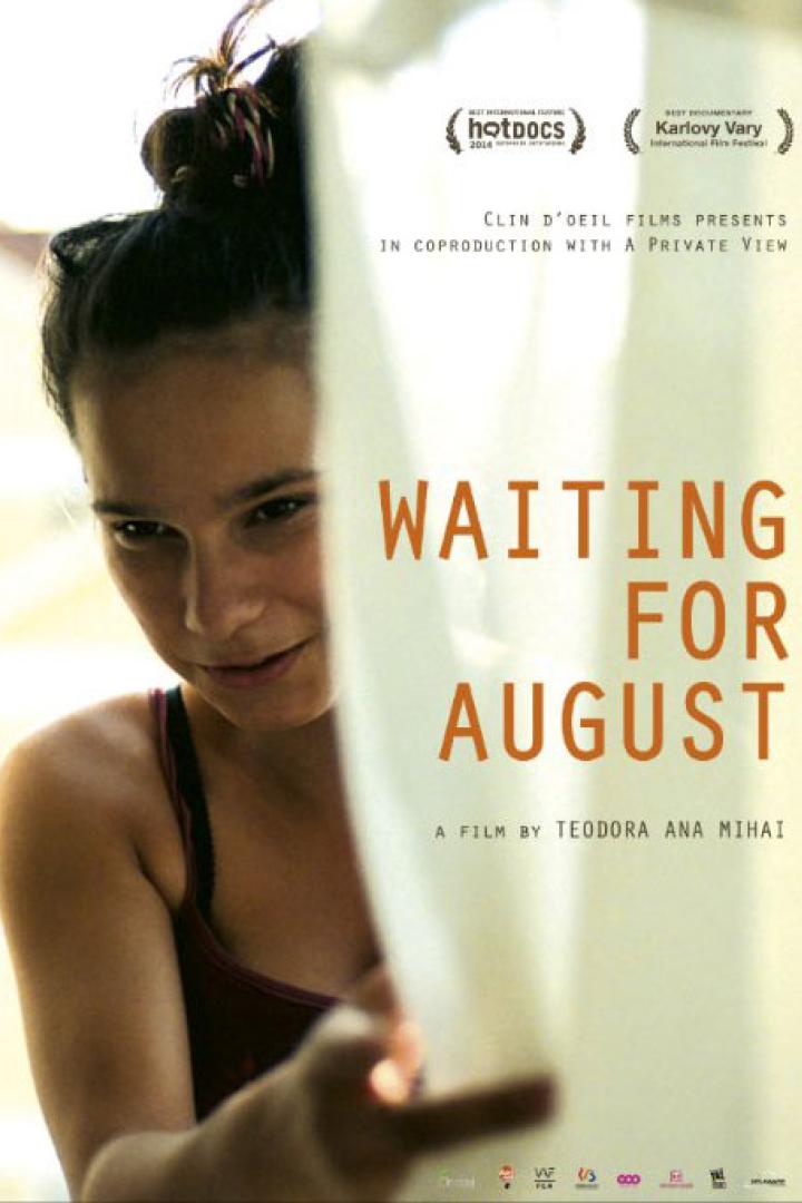 Das Filmplakat für „Waiting for August“ zeigt ein junges Mädchen hinter einem Vorhang.
