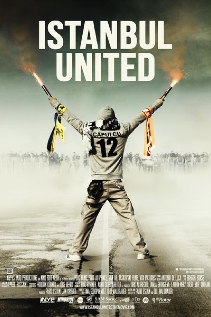 Ein Mann mit Fackeln steht vor einer Menschenmenge auf dem Filmplakat zu „Istanbul United“.