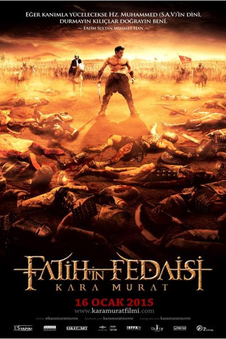 Ein Krieger steht auf einem Hügel inmitten von Leichen auf dem Filmplakat zu „Fatihin Fedaisi Kara Murat“.
