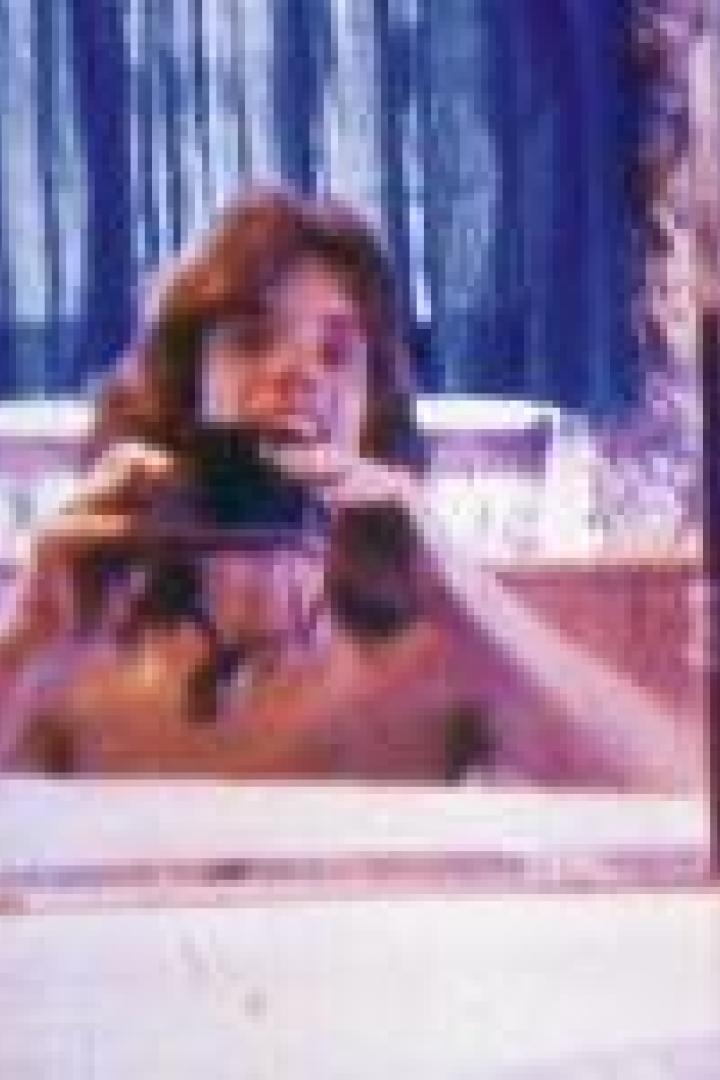 Eine Frau macht ein Spiegel-Selfie mit einer Kamera.