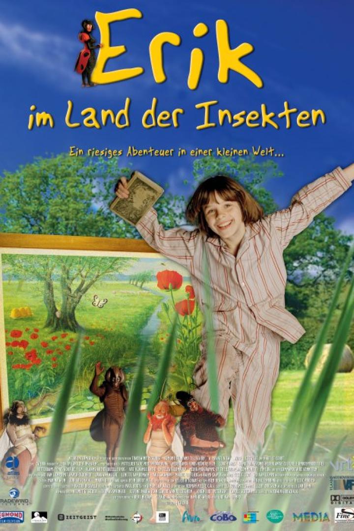 Das Filmplakat für „Erik im Land der Insekten“ zeigt einen Jungen vor einer gemalten Landschaft mit Insektenfiguren.
