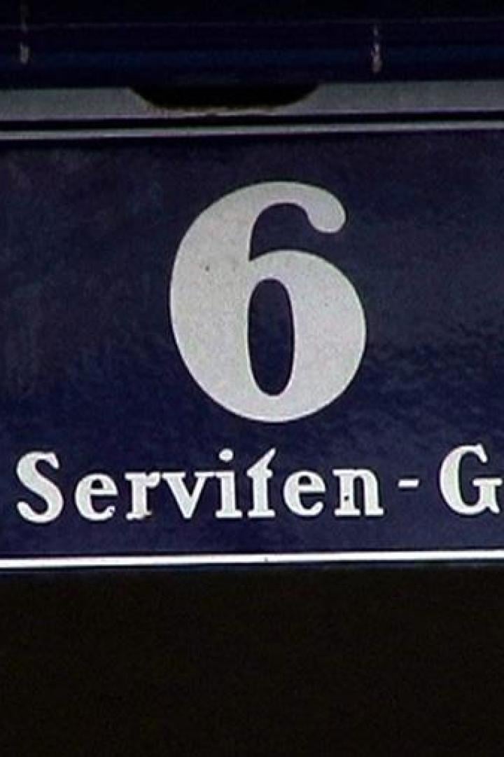 Ein blaues Straßenschild mit der Nummer 6 und der Aufschrift Serviten-G..