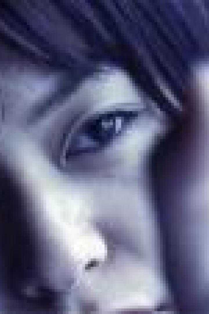 Nahaufnahme eines jungen asiatischen Gesichts mit dunklen Augen.