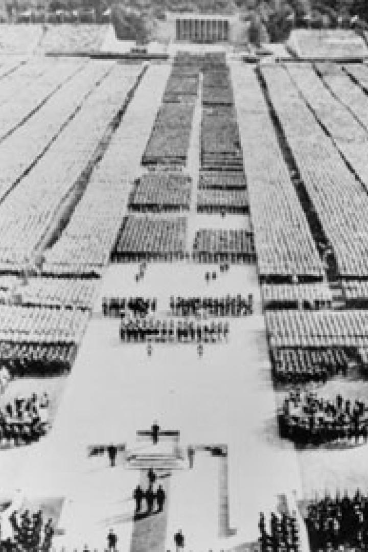 Eine große Menschenmenge versammelt sich auf dem Reichsparteitagsgelände in Nürnberg.