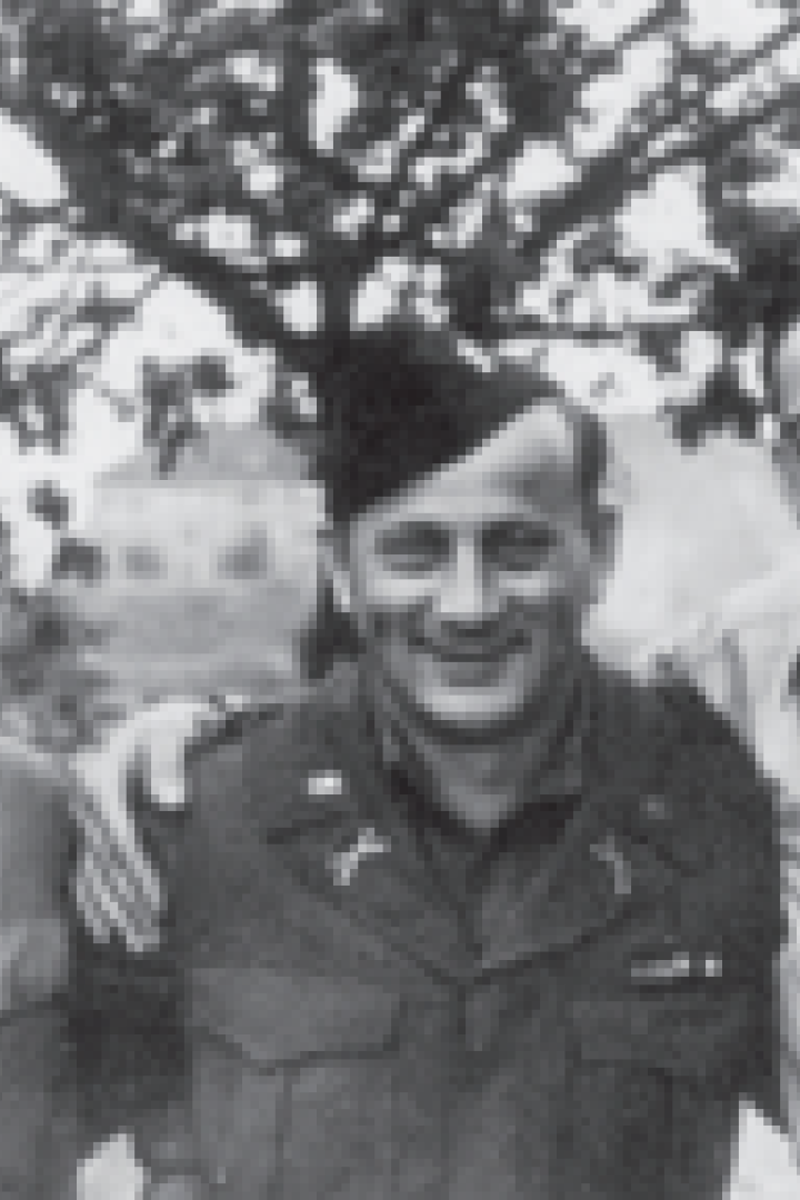 Drei Männer stehen im Freien und lächeln in die Kamera.