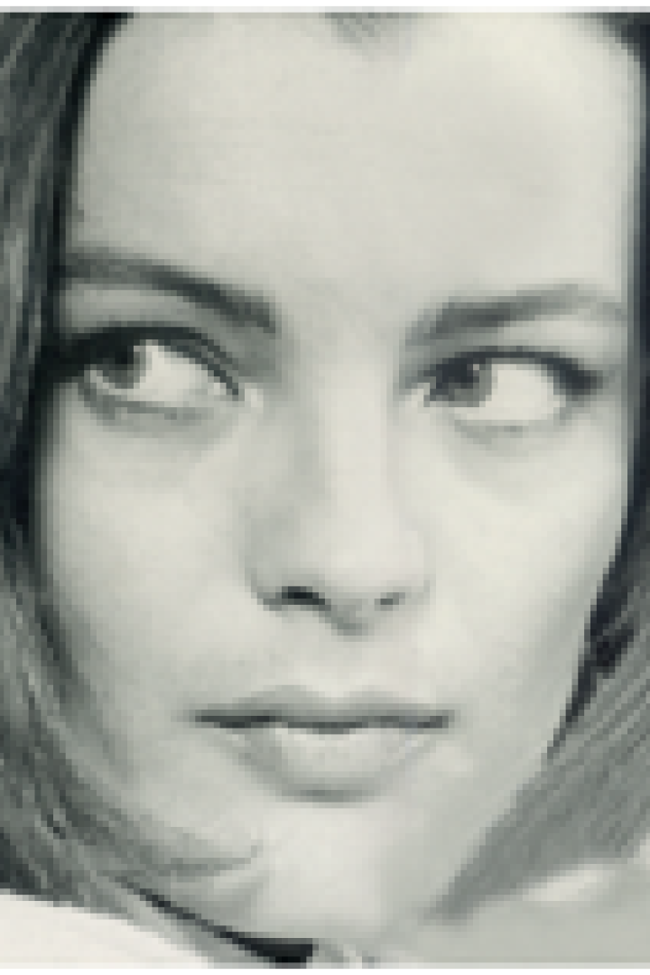 Schwarzweißporträt der Schauspielerin Romy Schneider, die über ihre Schulter blickt.