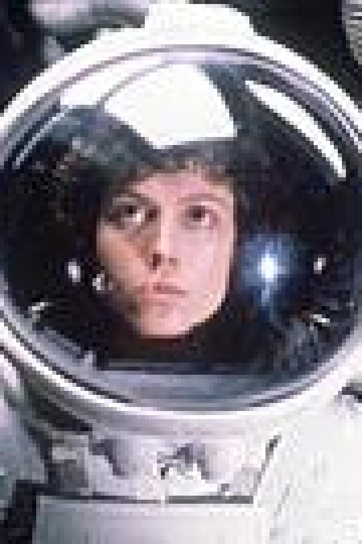 Sigourney Weaver als Ellen Ripley in einem Raumanzug im Film „Alien“.