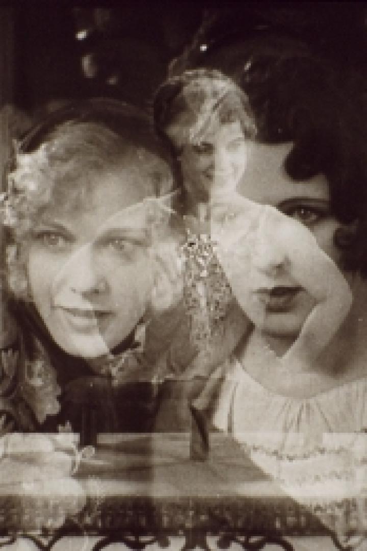 Mehrere überlagerte Porträts von Schauspielerinnen in einem Schwarzweißfilm.