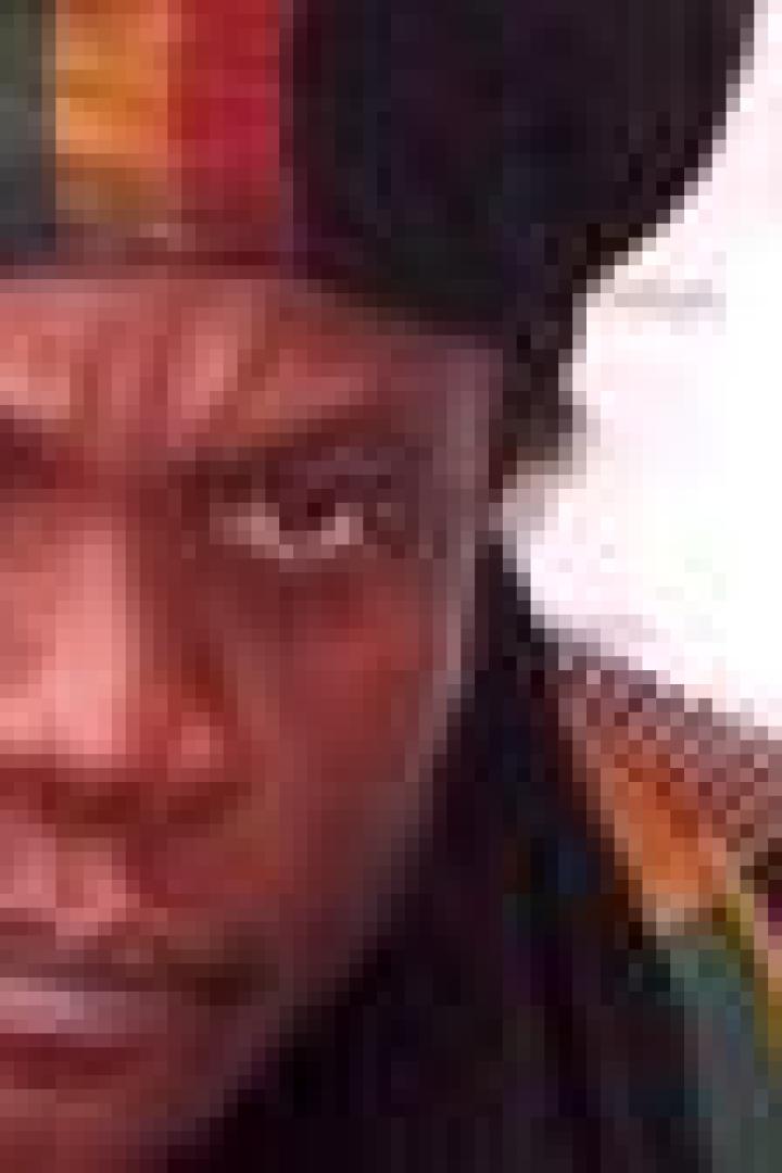 Ein Mann mit einer Rasta-Mütze blickt ernst in die Kamera.