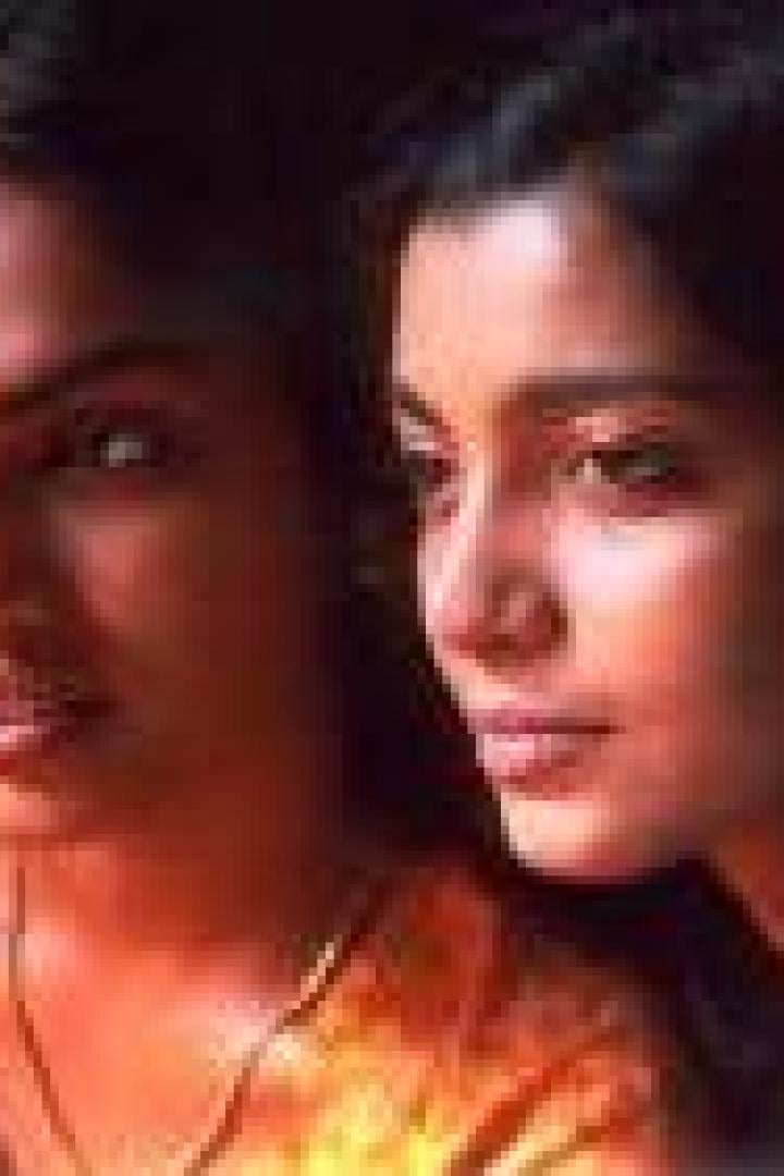 Zwei junge indische Frauen schauen zur Seite.