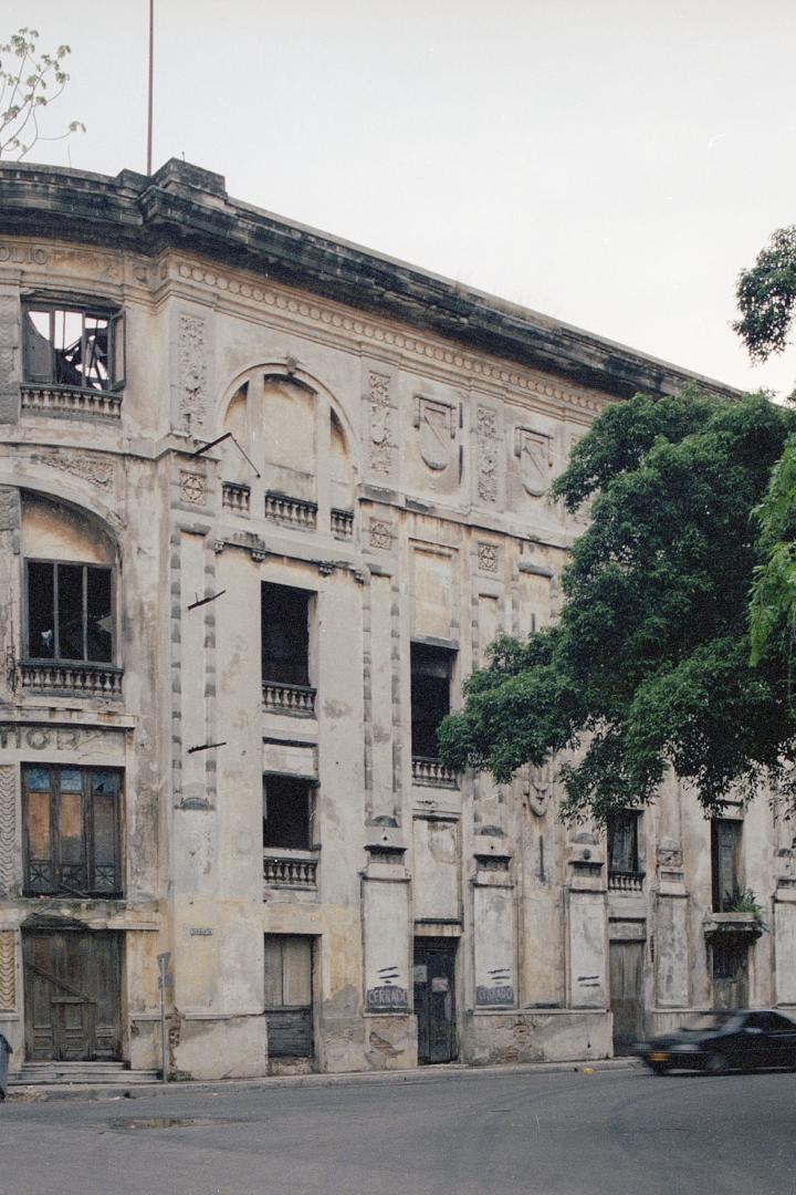 Das verfallene Teatro Capitolio in Havanna, Kuba, mit Bäumen, die aus dem Dach wachsen.