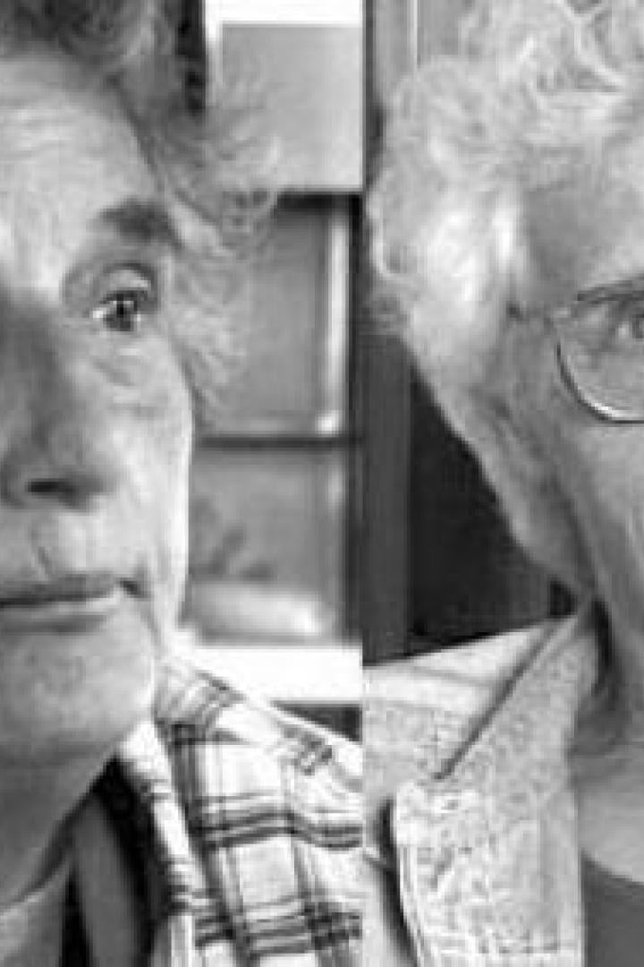 Schwarzweißporträt zweier älterer Frauen nebeneinander.