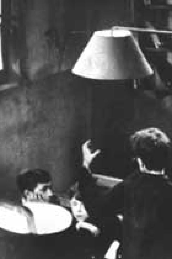 Szene aus dem Film „Das Cabinet des Dr. Caligari“ mit drei Personen in einem Raum.