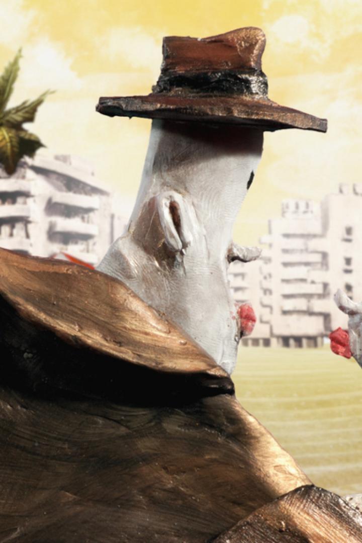 Eine skulpturale Darstellung zweier stilisierter Figuren mit Hüten vor einer tropischen Stadtlandschaft.