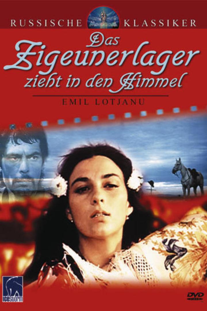 Das Filmplakat für „Das Zigeunerlager zieht in den Himmel“ mit einer Frau im Vordergrund.
