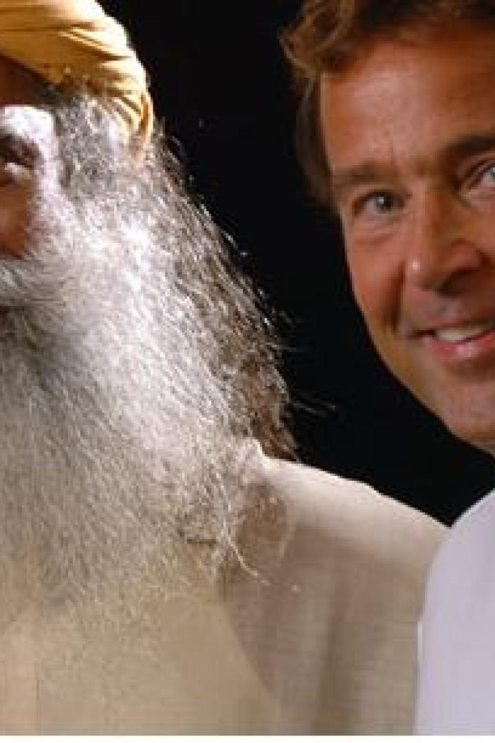 Sadhguru mit einem Mann in einem weißen T-Shirt.