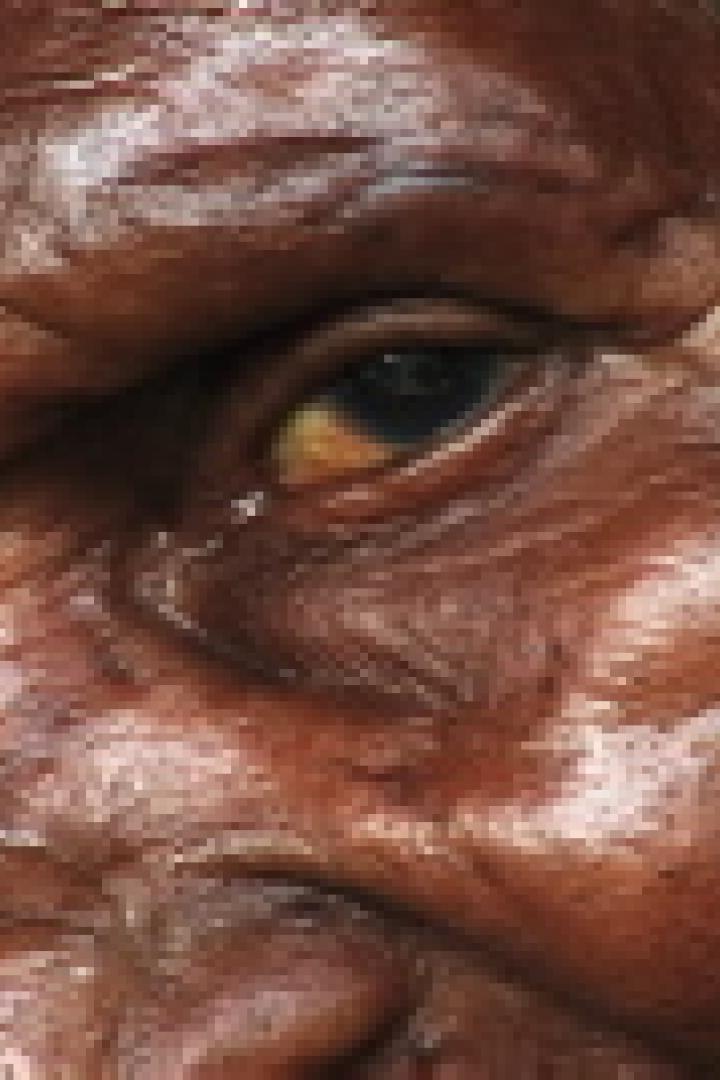 Nahaufnahme des Gesichts einer älteren Person mit dunkler Haut.