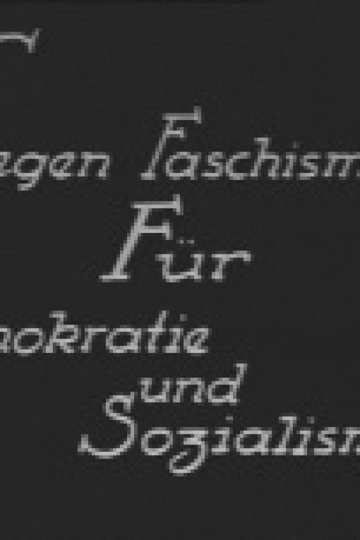 Der Text lautet: „Gegen Faschismus! Für Demokratie und Sozialismus!“.