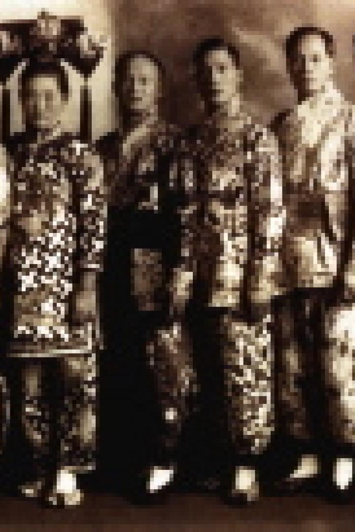 Eine Gruppe von Männern in traditionellen chinesischen Gewändern posiert für ein Gruppenfoto.