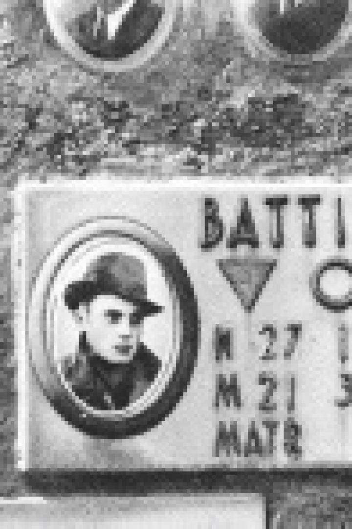 Gedenktafel für Battisacco Onelio mit Porträt und Lebensdaten.