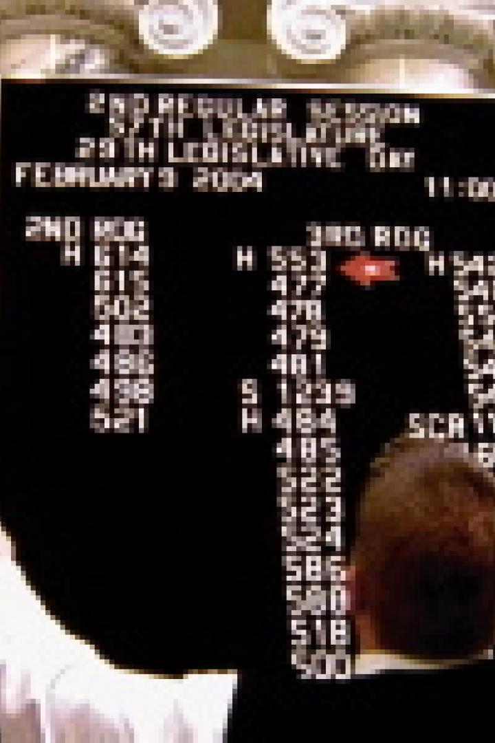 Eine Person betrachtet eine Tafel mit dem Vermerk „2nd Regular Session“.