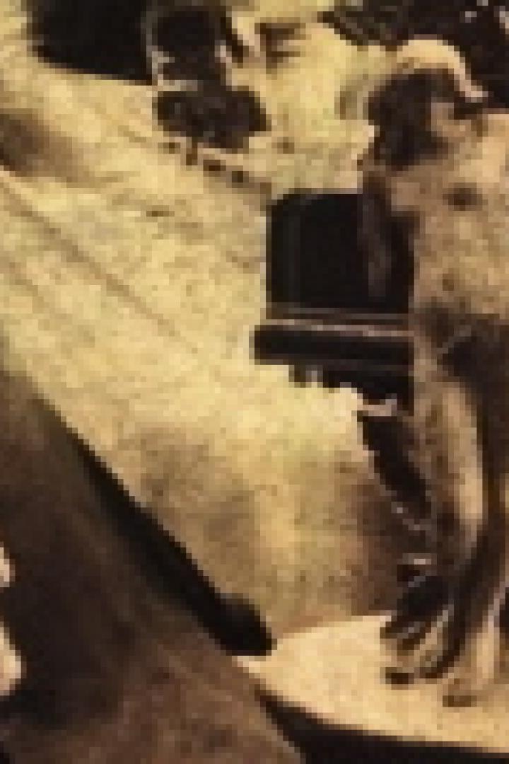 Eine Statue einer nackten Frau steht auf einem verzierten Sockel.