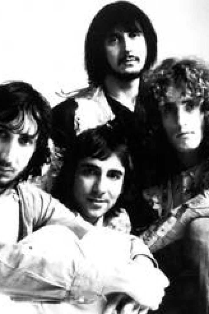Die Band The Who posiert für ein Schwarzweißfoto.