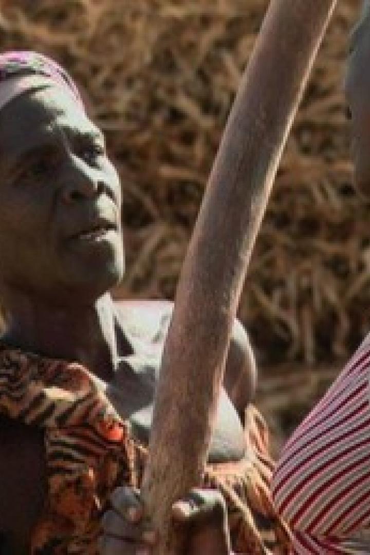 Eine ältere Frau mit Kopftuch spricht mit einer jüngeren Frau.