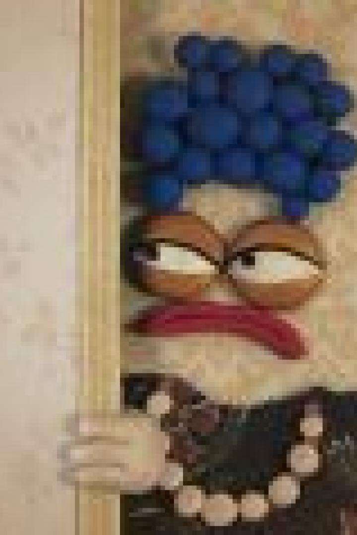Eine aus Knete geformte, karikaturhafte Frauenfigur mit blauen Haaren und Schmuck blickt um eine Ecke.