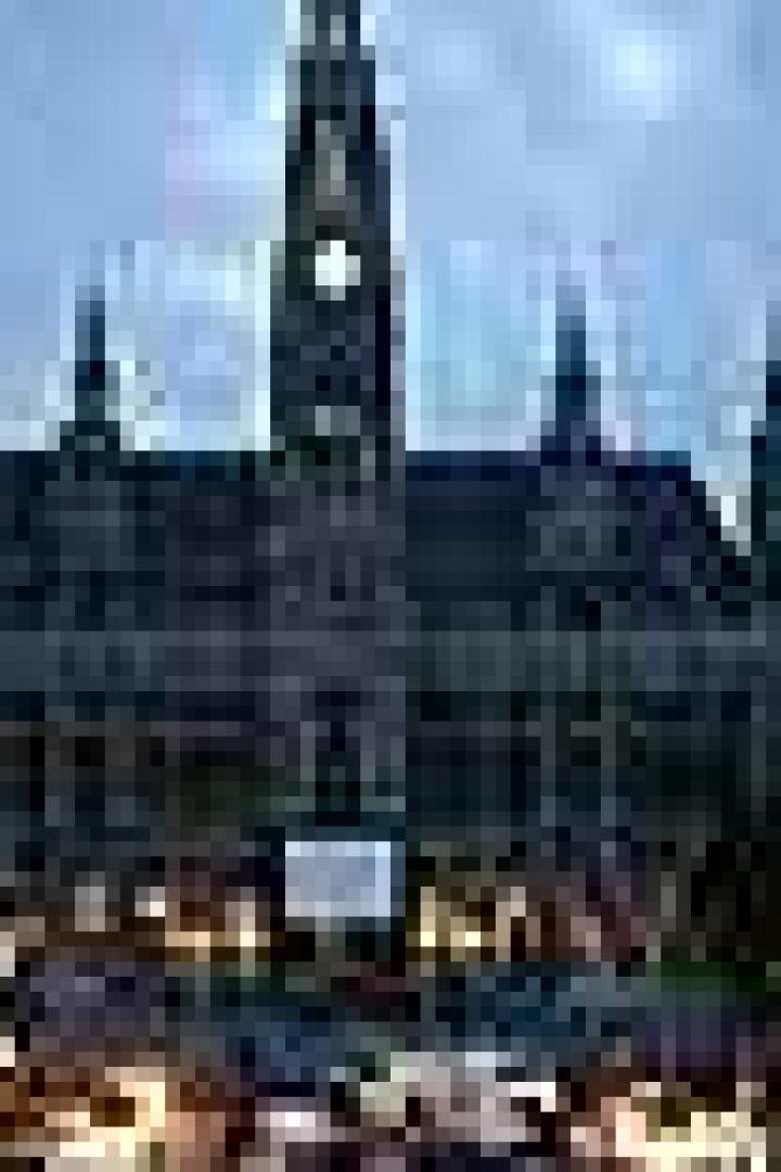 Das Rathaus von Graz ist bei Dämmerung beleuchtet.