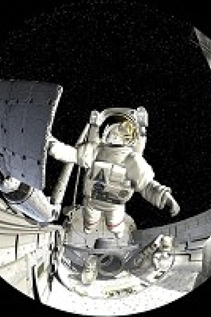 Ein Astronaut schwebt im Weltraum, neben einer Raumstation mit Solarpanelen.