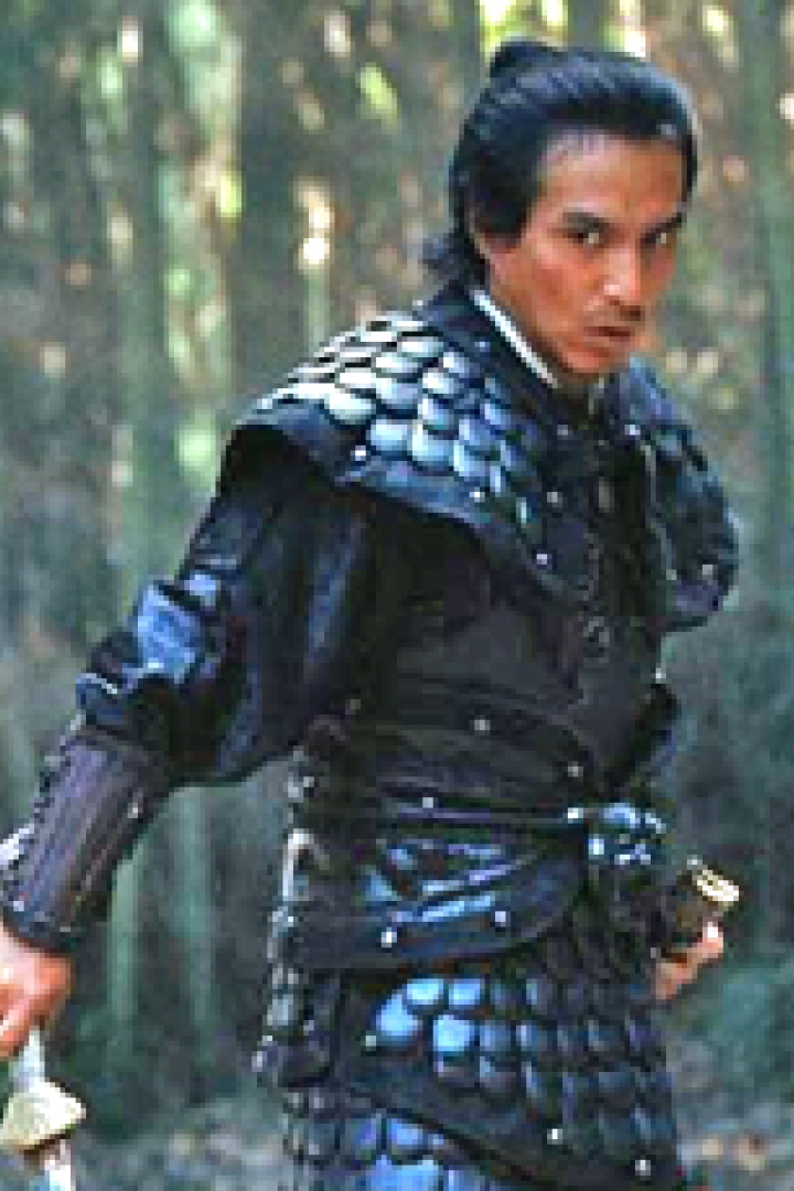 Ein Mann in dunkler Rüstung hält ein Schwert in der Hand.