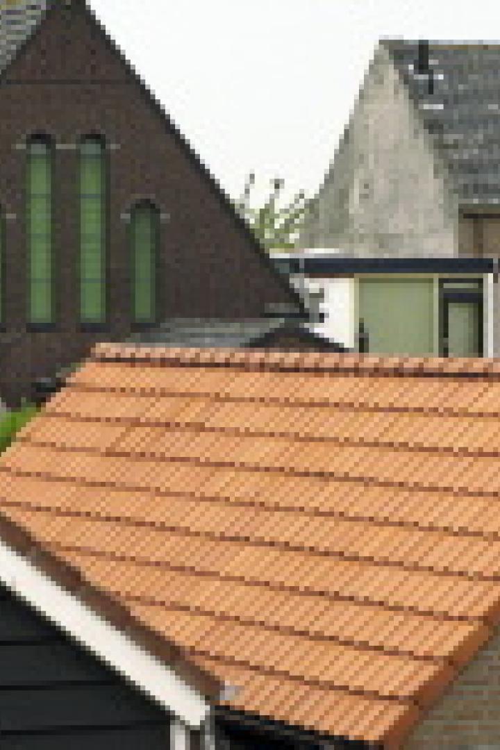 Mehrere Dächer verschiedener Häuser in einer Wohngegend.