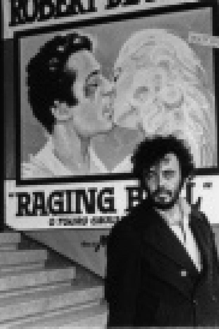 Ein Mann steht vor einem Filmplakat für „Wie ein wilder Stier“.