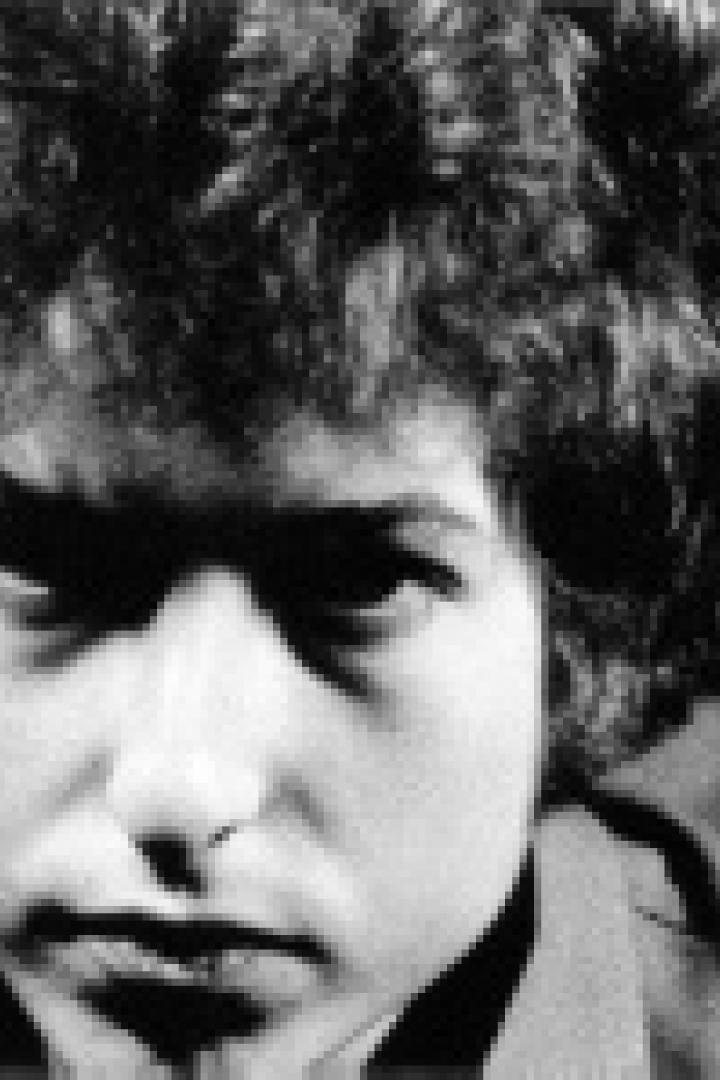Schwarzweißporträt von Bob Dylan mit lockigem Haar.