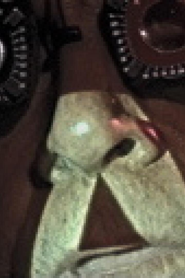 Eine Person trägt ein Gerät zur Sehschärfenprüfung vor den Augen.