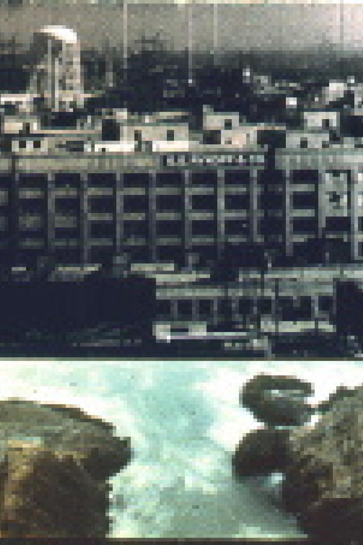 Ein großes Gebäude mit der Aufschrift „E.E. Slocum & Co.“ vor einer Stadtkulisse.