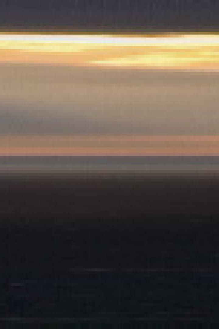 Ein dunkler Horizont unter einem bewölkten Himmel bei Sonnenaufgang oder Sonnenuntergang.