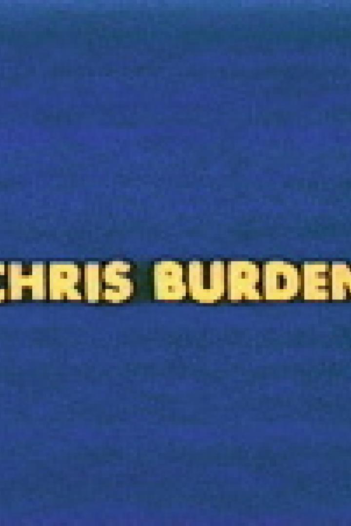 Der Name Chris Burden vor einem blauen Hintergrund.