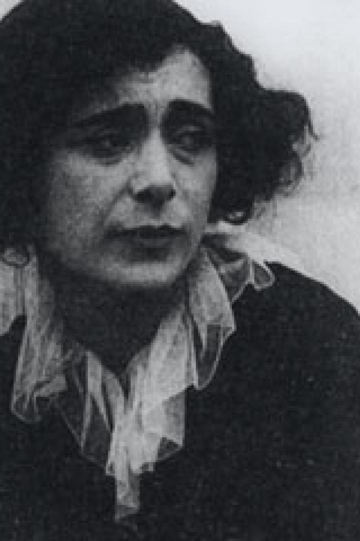 Ein Schwarz-Weiß-Porträt der Dichterin Marina Zwetajewa, die aus dem Fenster schaut.