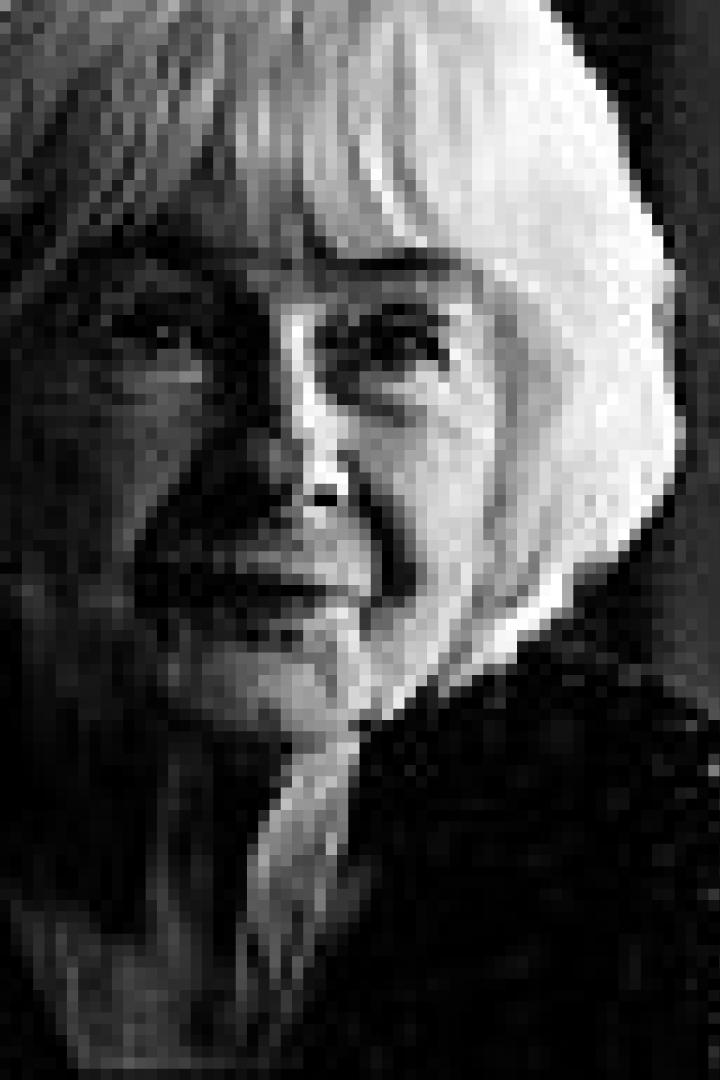 Schwarzweißporträt einer älteren Frau mit weißem Haar und Pony.