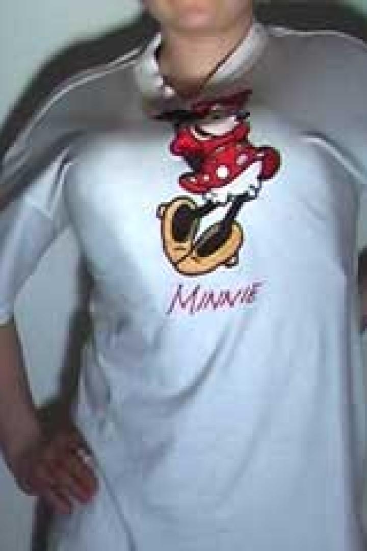 Eine Person trägt ein weißes T-Shirt mit einem Minnie-Maus-Aufdruck.