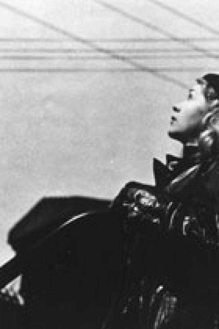 Eine Frau mit Hut blickt in den Himmel.