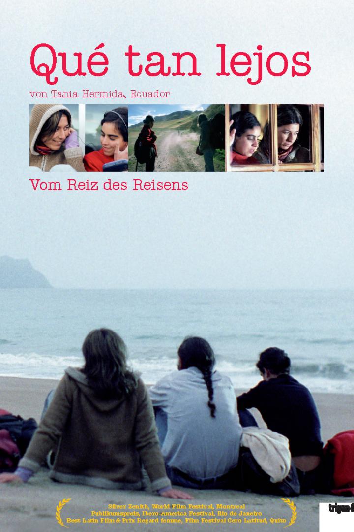 Das Filmplakat für „Qué tan lejos“ zeigt drei Personen am Strand, die aufs Meer schauen.
