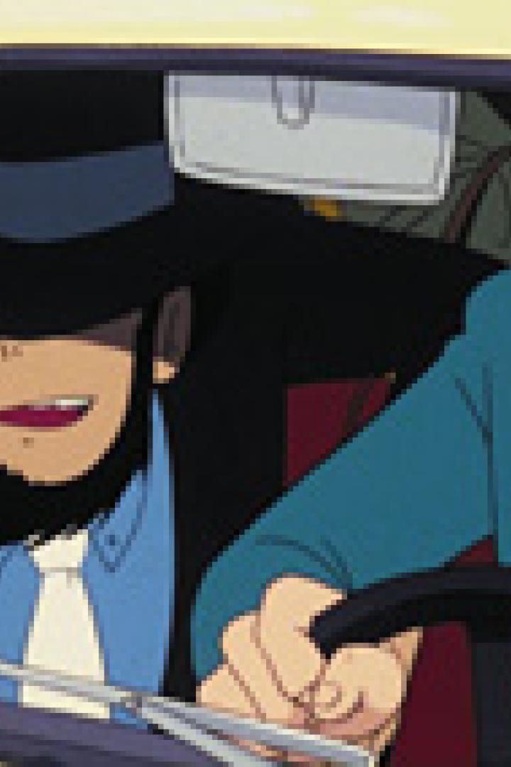 Zwei Männer fahren in einem gelben Auto.