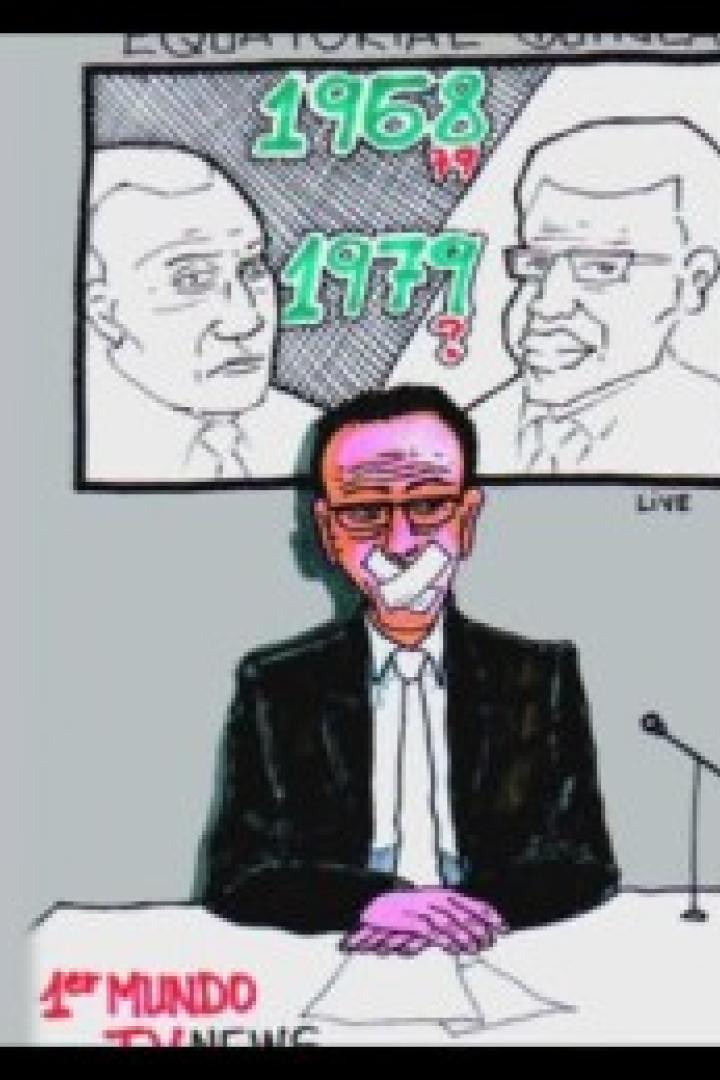 Ein Nachrichtensprecher mit zugeklebtem Mund sitzt vor einem Bildschirm mit den Jahreszahlen 1958 und 1979.