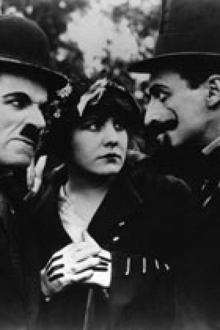 Charlie Chaplin und Edna Purviance in einer Szene des Films „Der Vagabund und das Kind“.