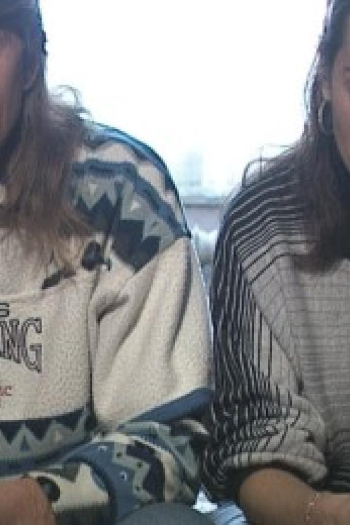 Ein Mann und eine Frau sitzen nebeneinander und wirken traurig.