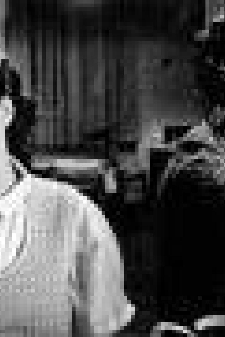 Zwei Frauen stehen in einer Küche und scheinen zu kochen.